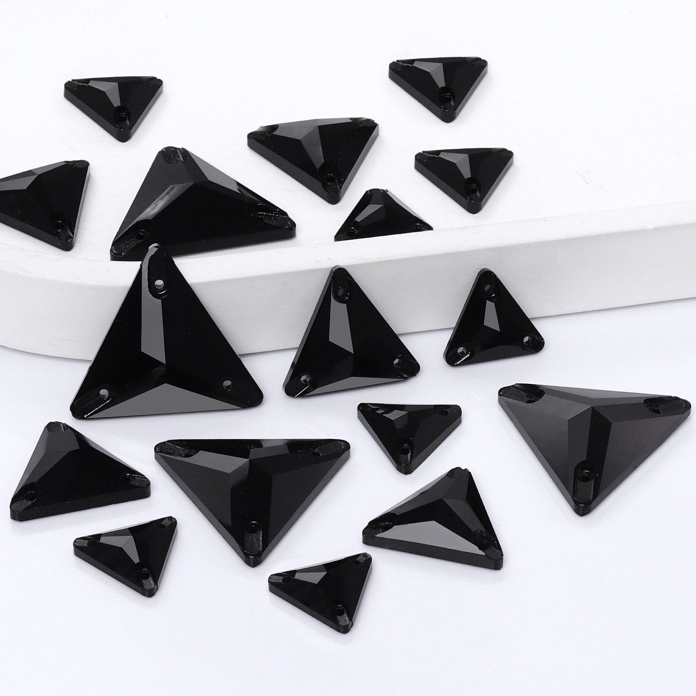 Mixed Sizes Jet Triangle Shape High Quality Glass Sew-on Rhinestones WholesaleRhinestone Imagen principal del producto