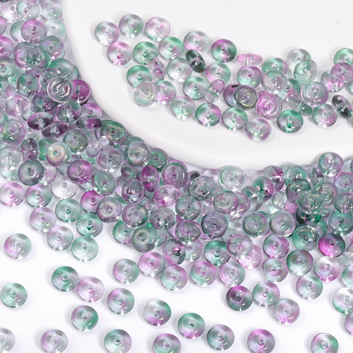 Ulike farger gjennomsiktig godteri serie heldig spenne form glassfrøperler