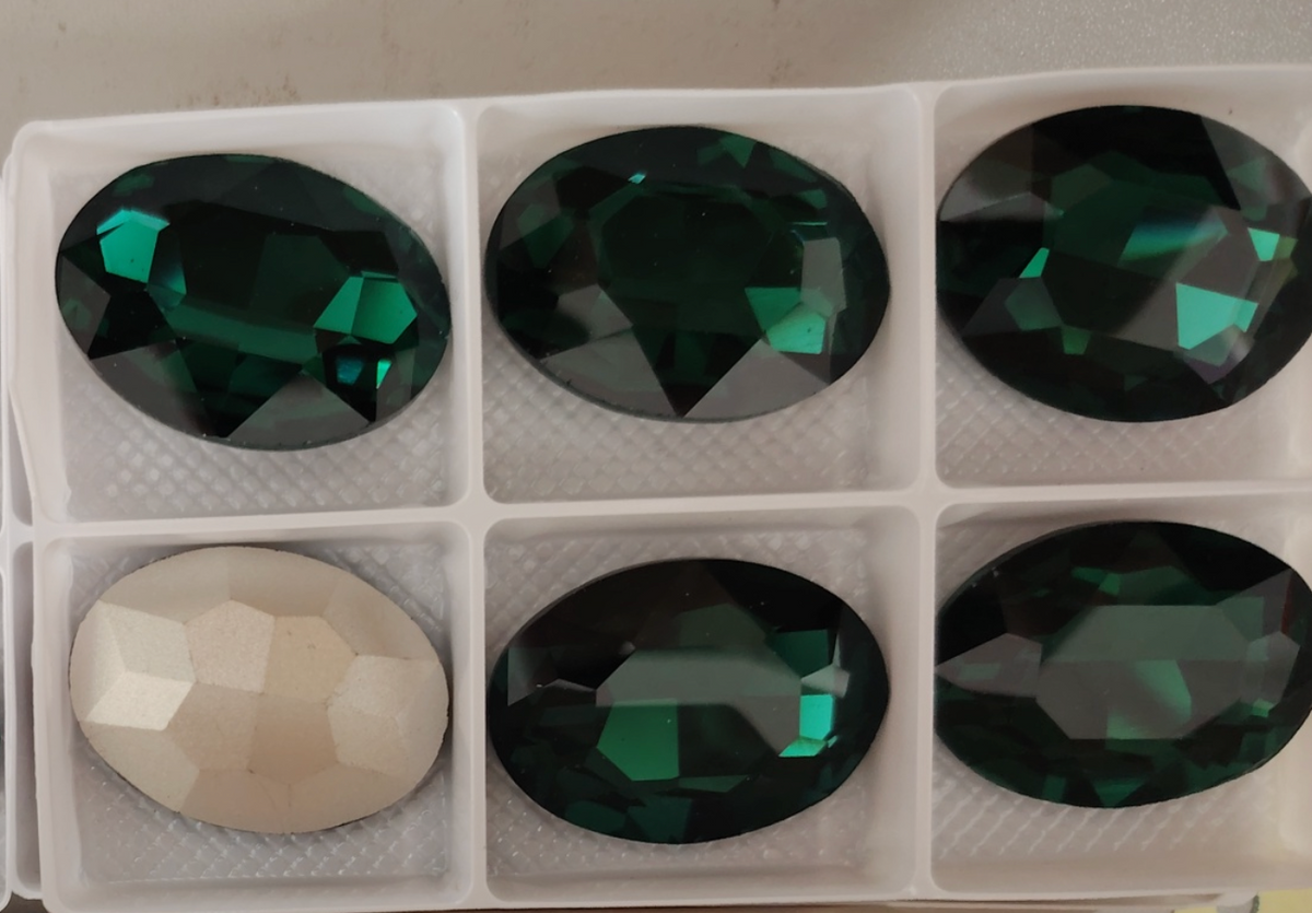 Emerald Big Oval Shape High Quality Glass Pointed Back Fancy Rhinestones WholesaleRhinestone メイン画像
