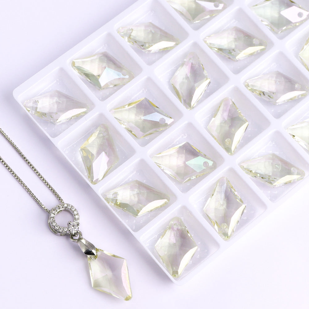 Leuchtender grüner Rhombus hochwertiger Glas -Strass -Anhänger Zweitbild